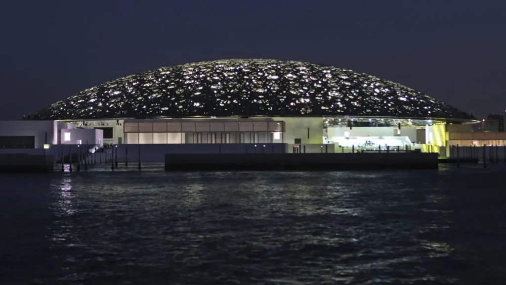 نمای شب موزه لوور ابوظبی Louvre Abu Dhabi