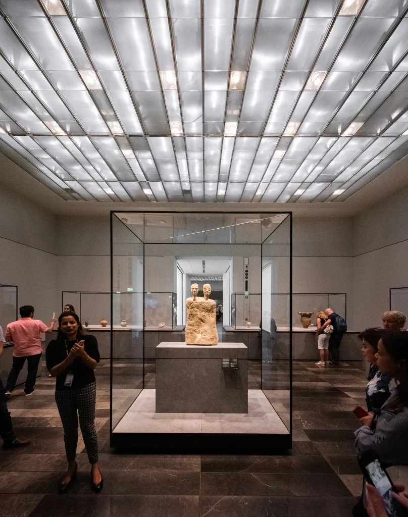 نمایش مجسمه های موزه لوور ابوظبی Louvre Abu Dhabi